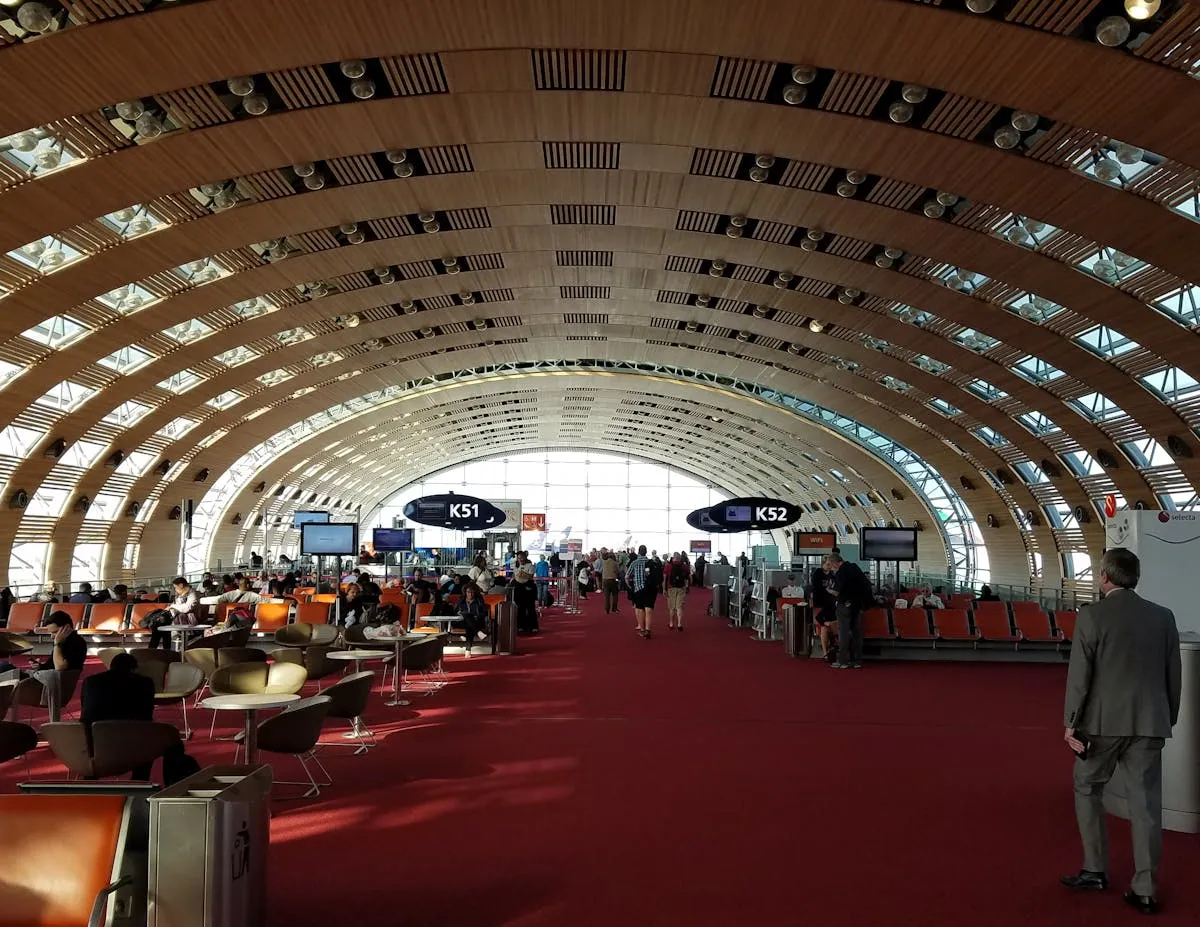 Hall d'embarquement de l'aéroport Paris-Charles de Gaulle, l'un des deux aéroports parisiens utilisés par Air Algérie