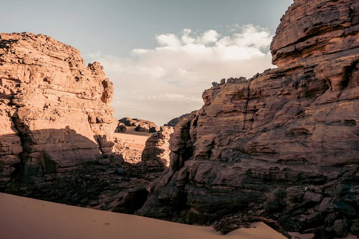 Formations rocheuses caractéristiques du Tassili n'Ajjer dans le Sahara algérien, région de Djanet