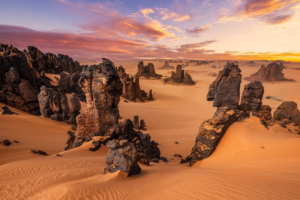 Coucher de soleil sur les formations rocheuses du massif du Hoggar, dans la région de Tamanrasset